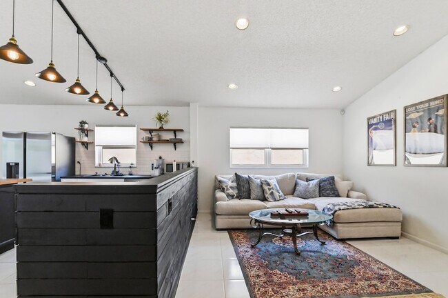 Foto del edificio - 5690 Green Island Dr
