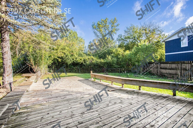 Building Photo - 3907 Camelot Dr SE