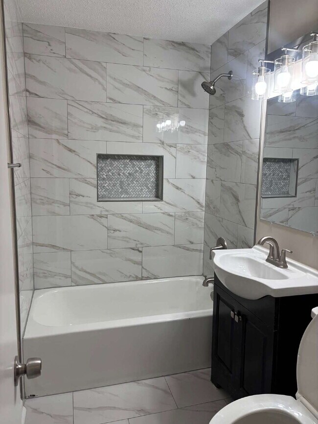 Foto del edificio - "Charming 3-Bedroom Retreat on Suncrest Drive with Gleaming Hardwood Floors!"