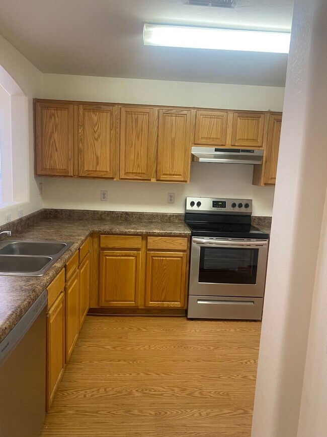 Building Photo - Amazing 3 bedroom, Huge Backyard