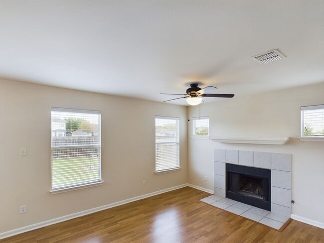 Foto del edificio - 15123 Meredith Ln