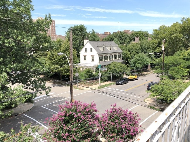 Building Photo - 425 S 46th St