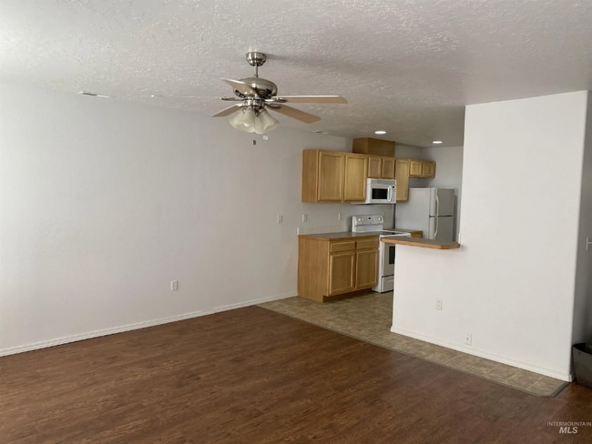 Building Photo - 116-118 NE Lotus Ct