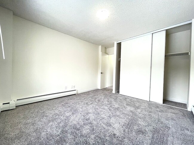 Photo du bâtiment - 604-601 1 Ave NW