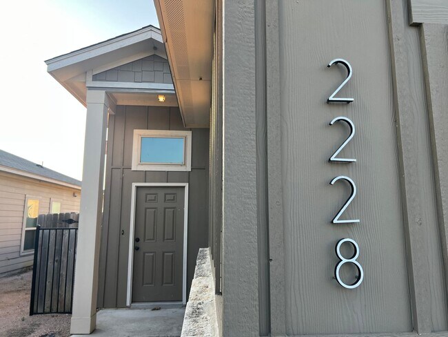 Foto del edificio - Luxury 3 Bed-2 Bath Duplex in NBTX!