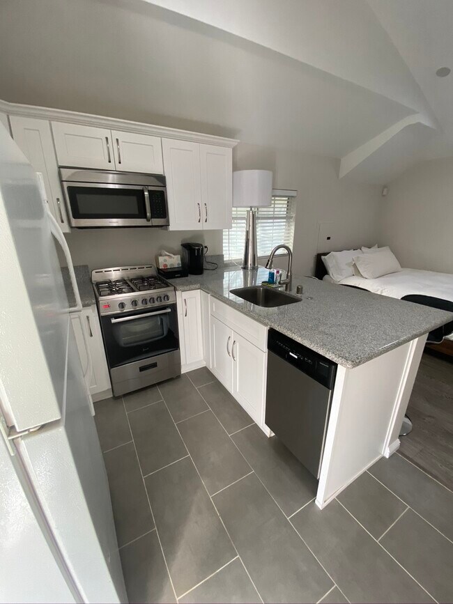 Building Photo - 1340 Benedict Canyon Dr