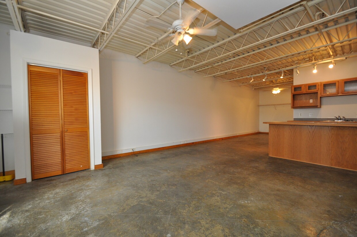 Building Photo - 1033 N Molly Ct