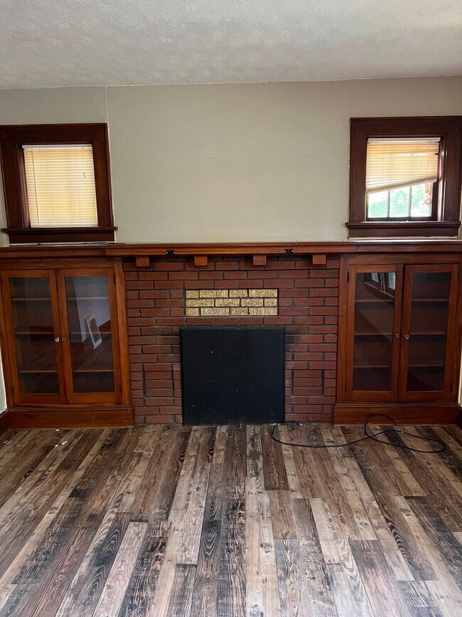 Building Photo - 3 bedroom/1 bath house