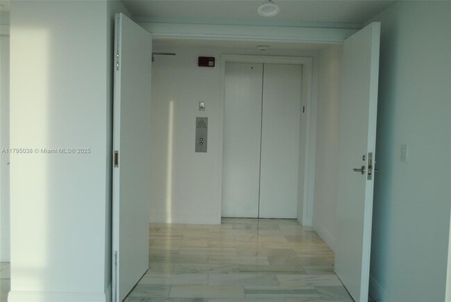 Building Photo - 2627 S Bayshore Dr