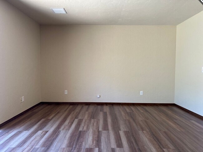 Building Photo - Move in Special