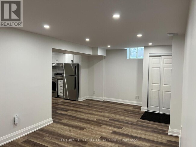 Building Photo - 1025 Holdsworth Crescent