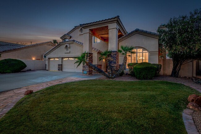 Foto del edificio - COMING SOON!! 5 bed 3 bath, 3,200 SFT,  property in Core Chandler with Pool and BBQ!
