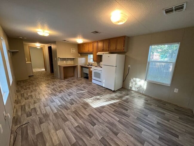 Building Photo - 27 Genes Ln