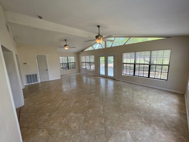 Foto del edificio - 900 Avenida De Leon