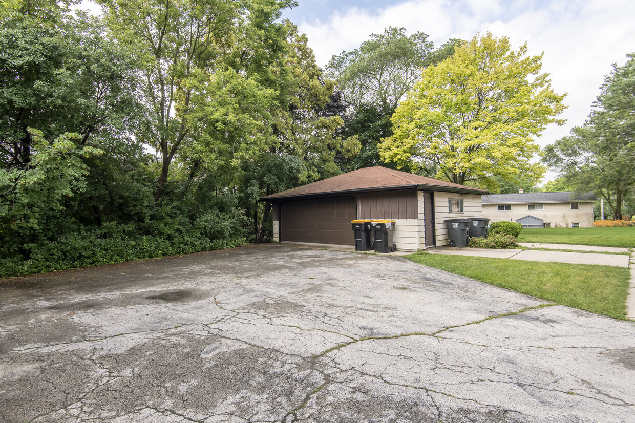 Primary Photo - 2621 N 122nd St