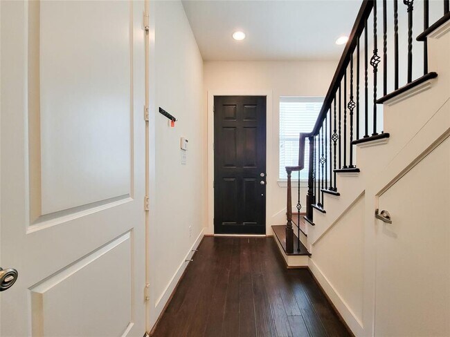 Building Photo - 1815 Crestdale Dr