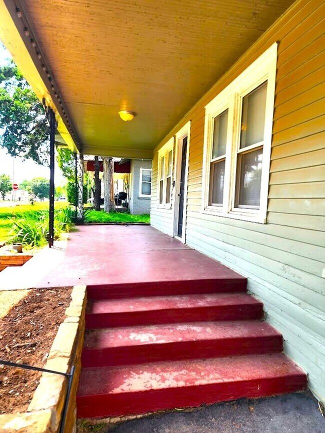 Foto del edificio - 3 Bed 1 Bath & Covered Parking in YOUNGS ENGLEWOOD ADD NW OKC
