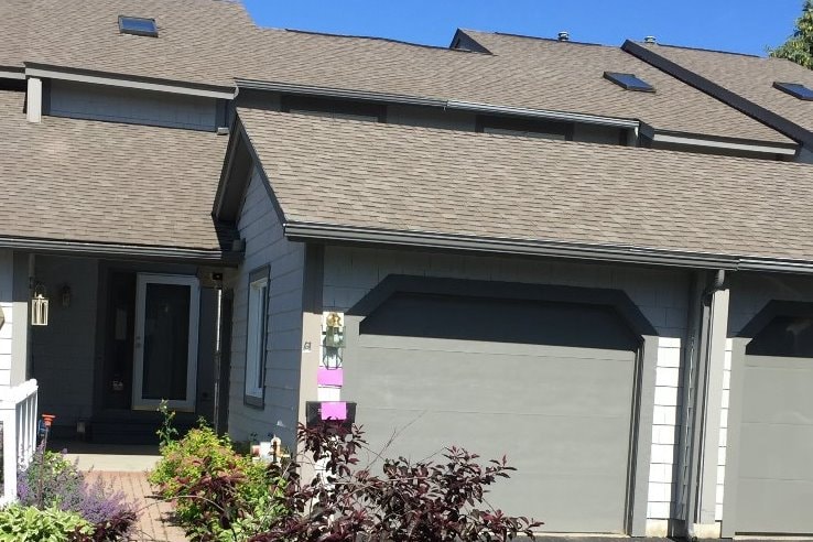 Garage and driveway - 340 Summerhaven Dr N