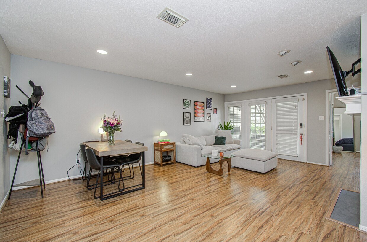 Foto del edificio - 2425 Holly Hall St