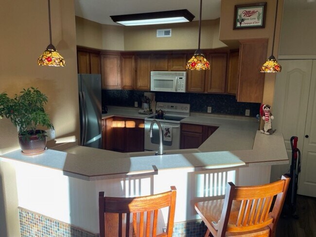 Foto del edificio - Bright & Open 2 Bedroom Condo on West Side
