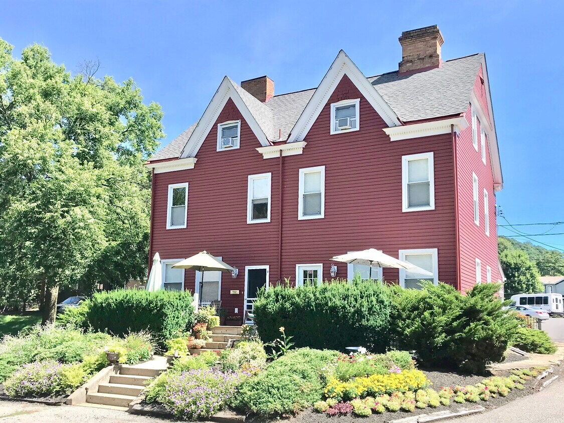 335 Thorn St Unit First Floor, Sewickley, PA 15143 Apartments in