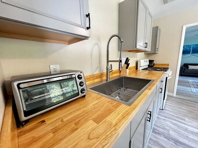 Foto del edificio - Adorable 2/1 fully furnished newly renovat...