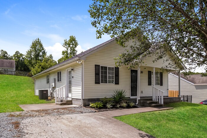 Primary Photo - Charming 3 Bedroom