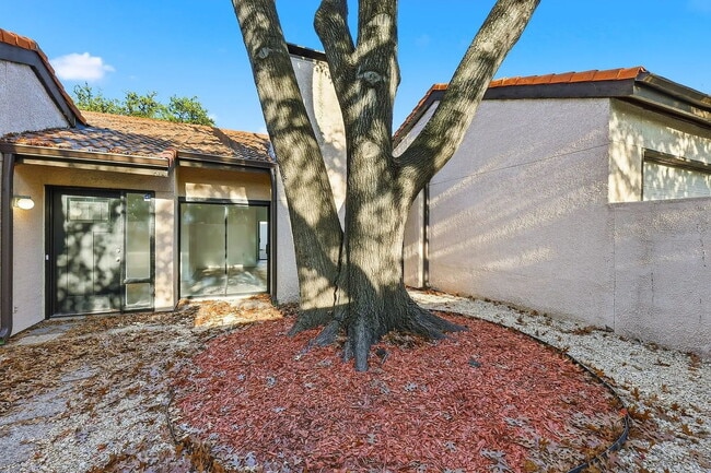 Foto del edificio - 3 Bedrooms, 2 bathrooms, townhome in the serene Oak Tree Village community in Dallas.