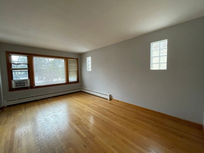 Foto del edificio - 6606 W Devon Ave