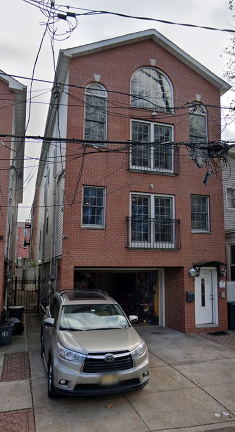 Quiet residential street next to Lincoln Park - 26 Nunda Ave