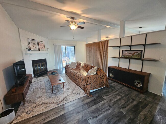 Foto del edificio - 3 Bedroom Corner Lot Close to Lejeune Blvd