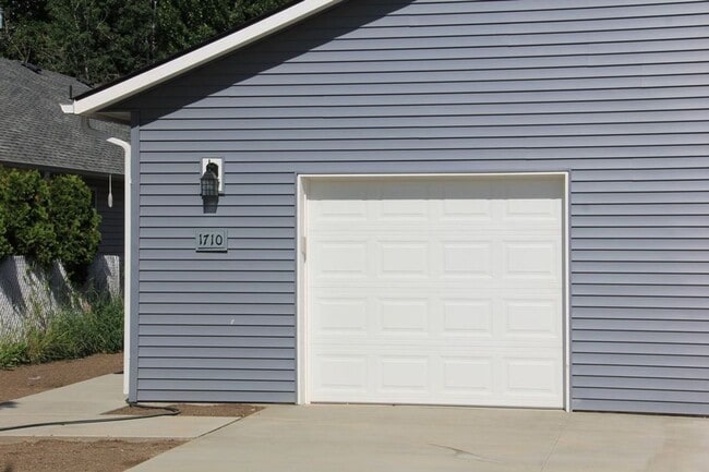 Building Photo - 5TH ST DUPLEX (PL#60)