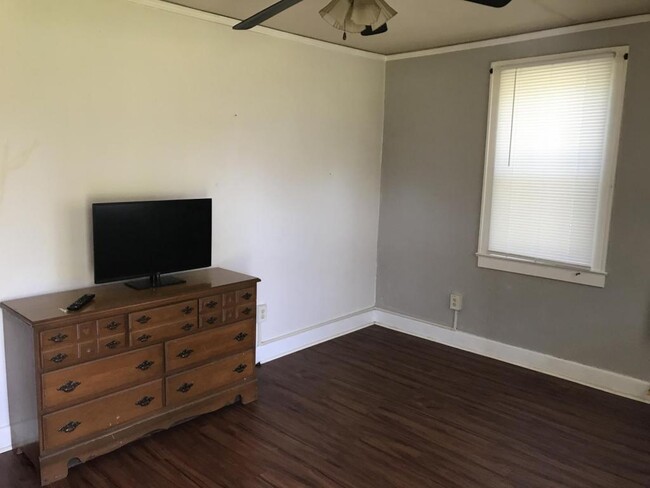 Building Photo - 620.5 Locust Ave Apt A