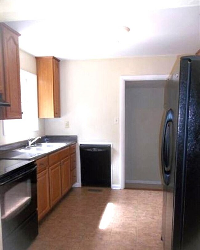 Building Photo - 5 bedroom/ 2.5 bathroom- Skipwith Farms