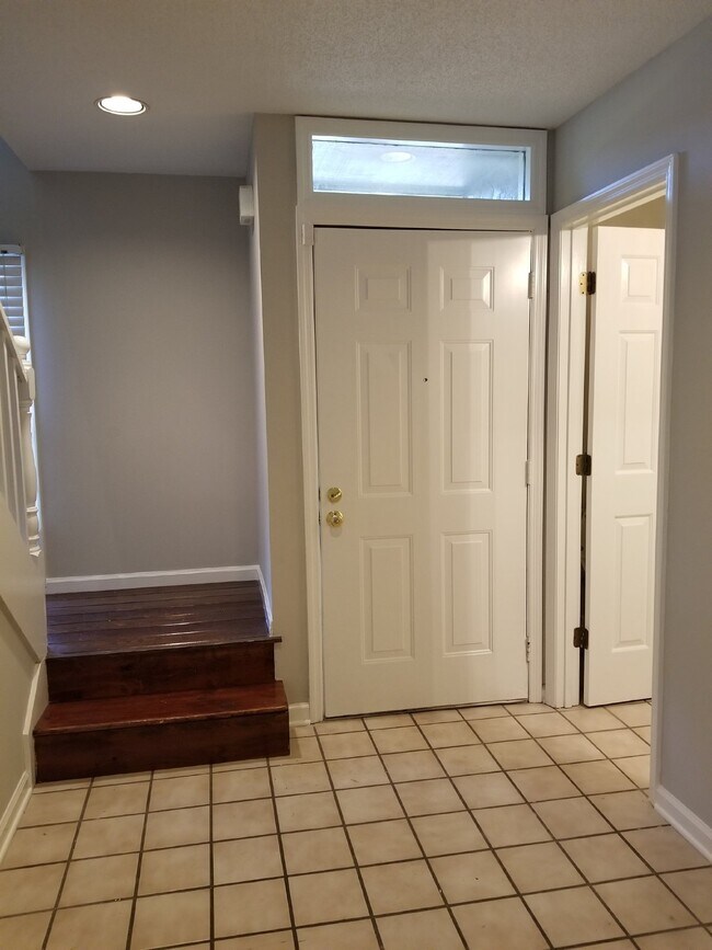 Building Photo - Convenient to Hilton Head, Two Bedroom Tow...