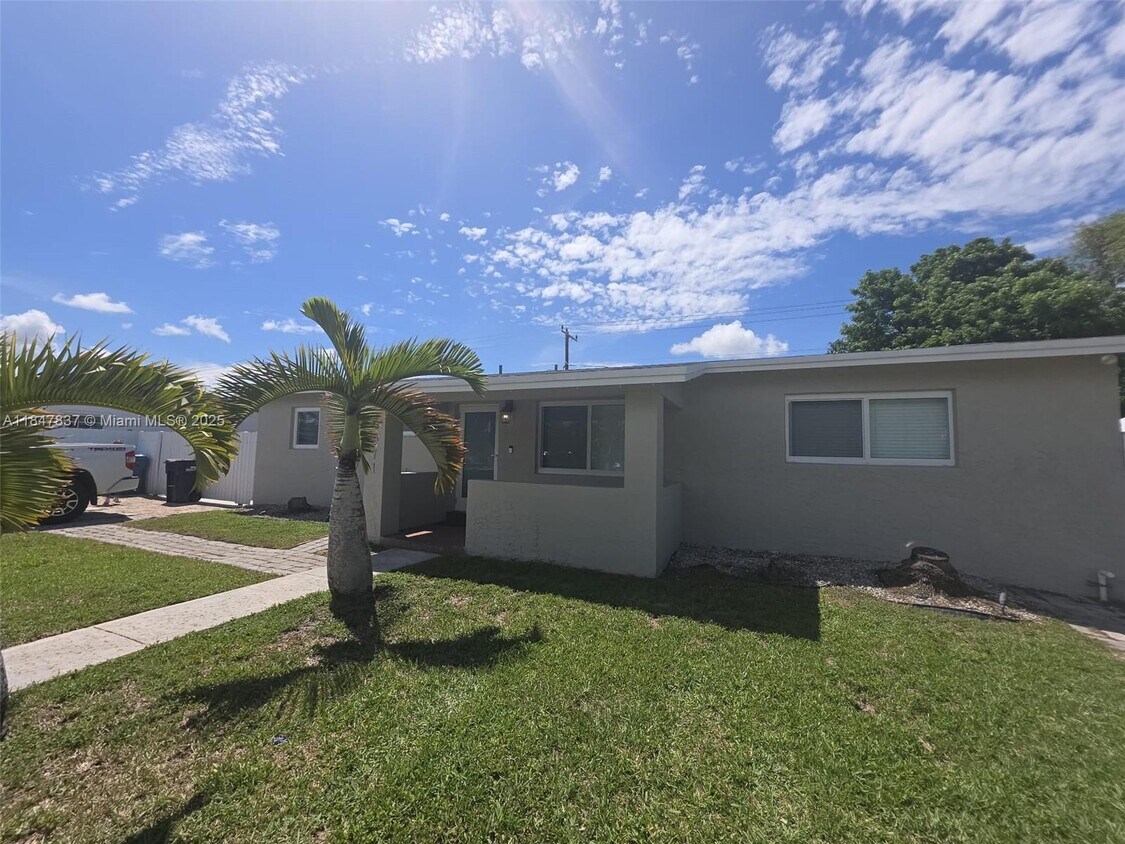 Primary Photo - 9971 Dominican Dr