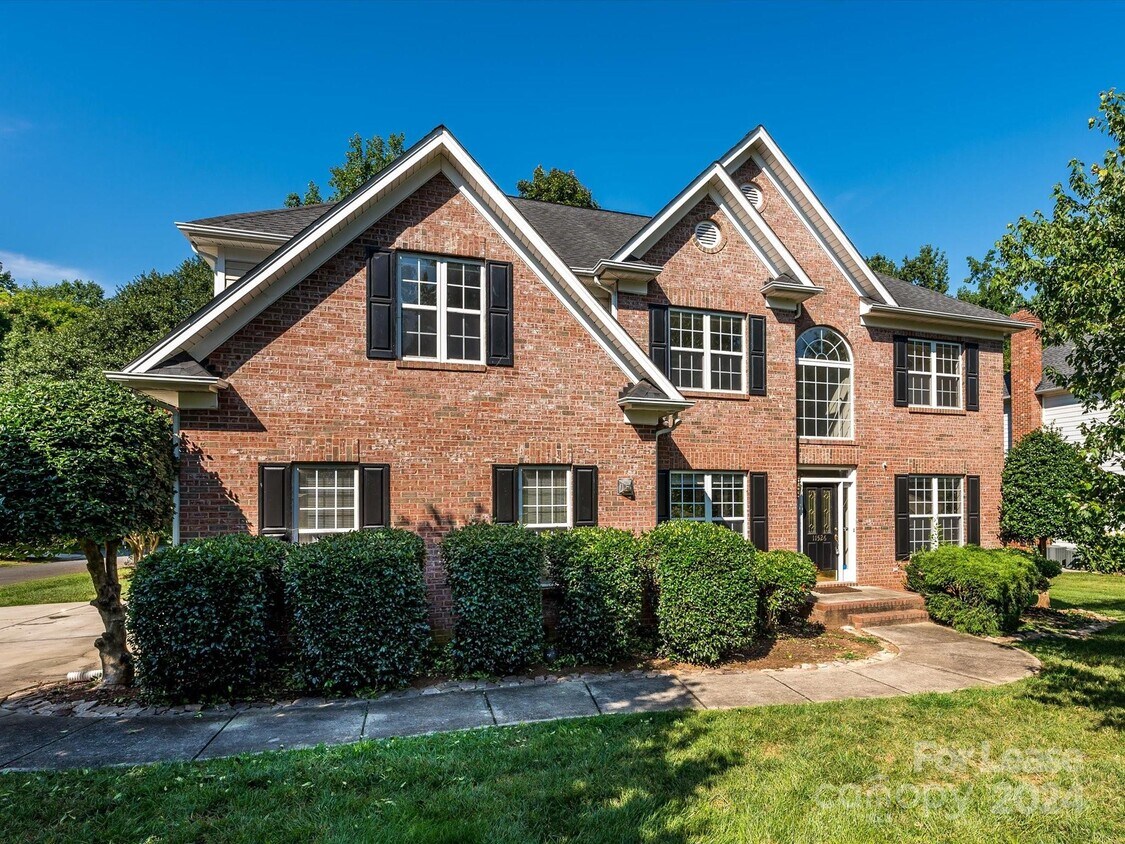 Foto principal - 11526 Sir Francis Drake Dr
