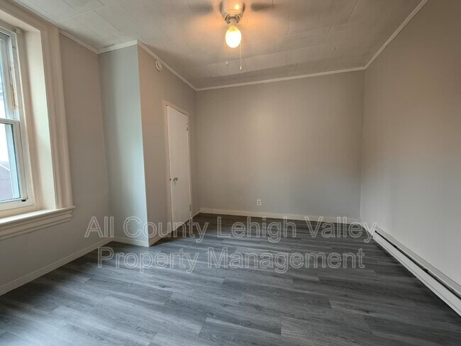 Foto del edificio - 114 S 8th St