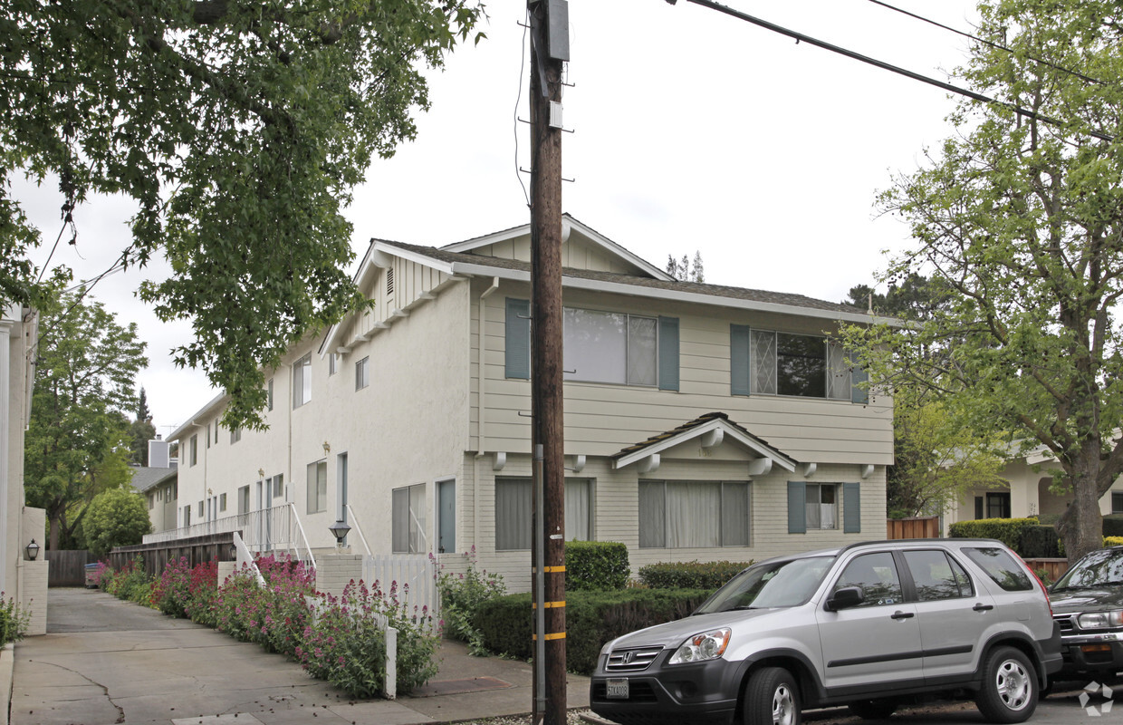 Building Photo - 168 Waverley St