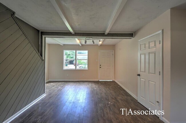 Building Photo - 1913 Oregon St