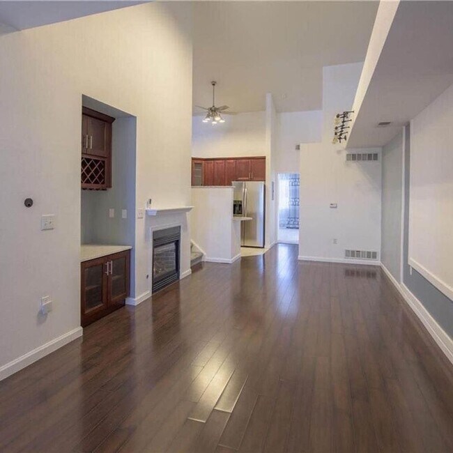Building Photo - 2 Bedroom Plus Large Loft Condo with 1 Car Attached Garage