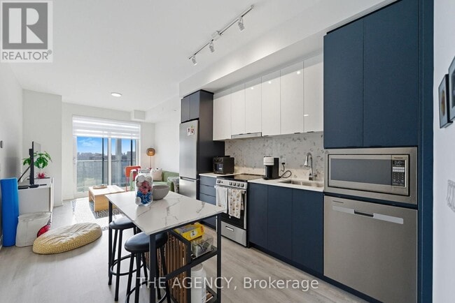 Building Photo - 30 Upper Mall Wy