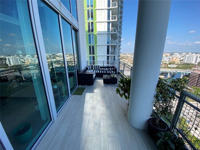 Foto del edificio - 690 SW 1st Ct