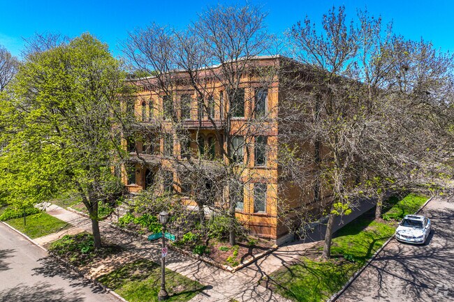 Building Photo - 563 Laurel Ave