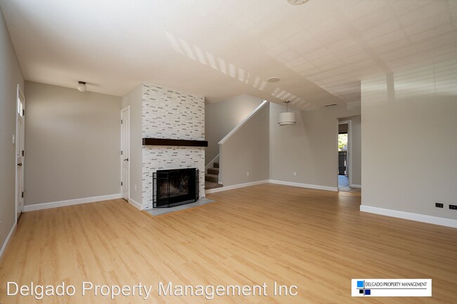 Building Photo - 2 br, 2.5 bath House - 738 Military East