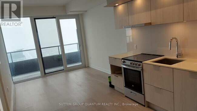 Building Photo - 448 Burnhamthorpe Rd W