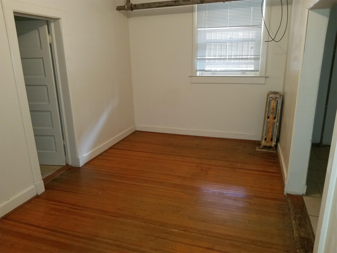 Primary Photo - 215 E 18th St
