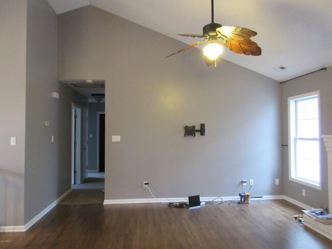 Foto del edificio - 703 Riva Ridge Rd