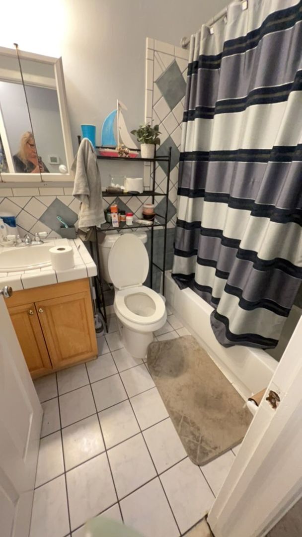 Building Photo - 4 BEDROOM 2BATH- With POOL-Corner Lot-Must...