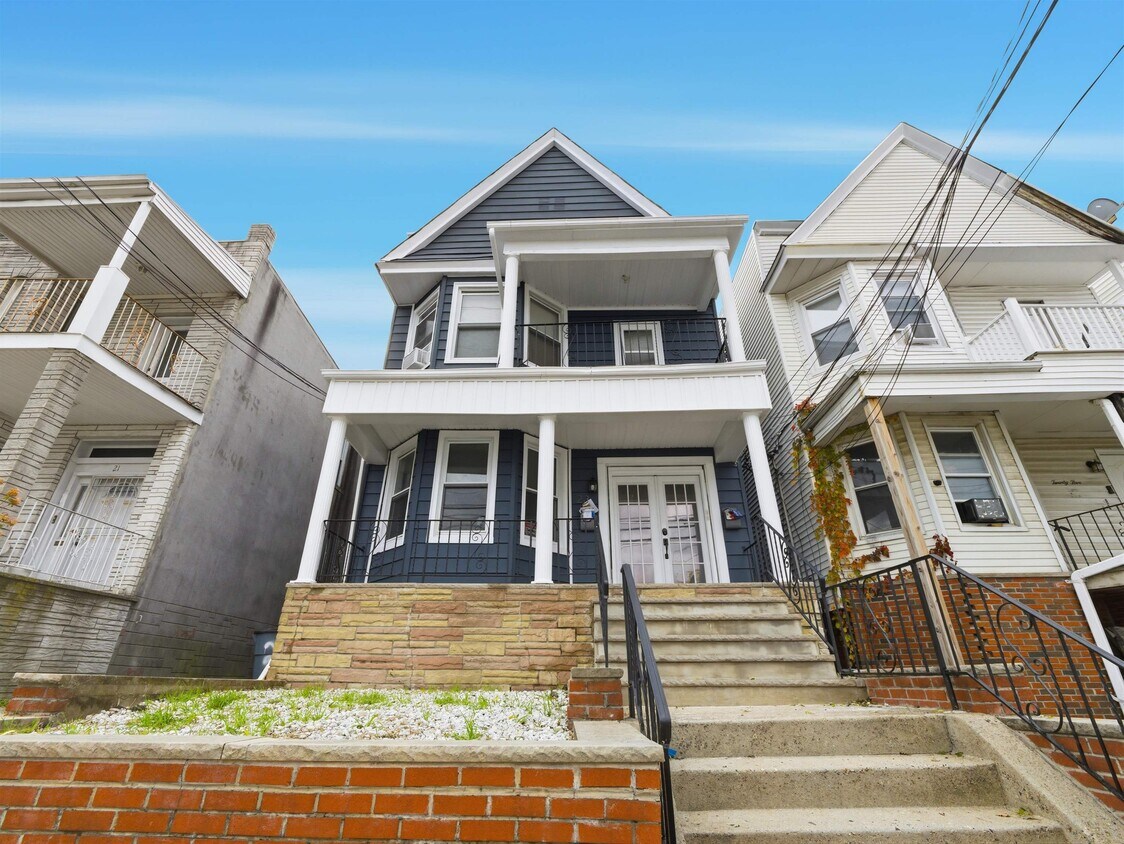 Foto principal - 23 Bayview Ave